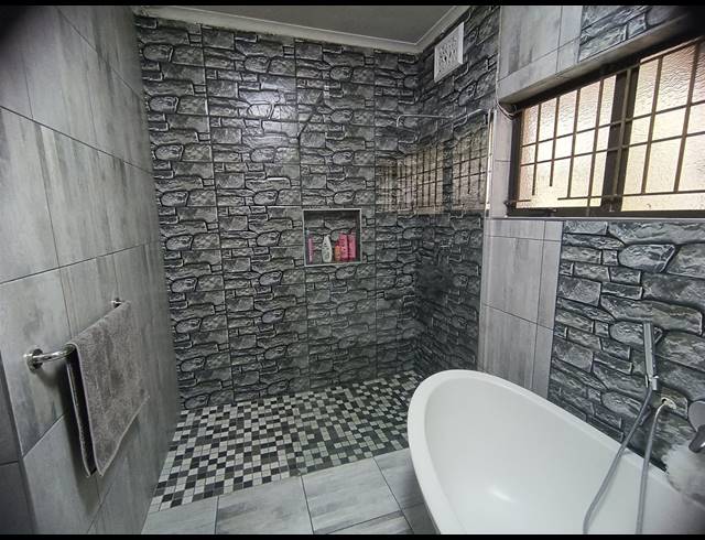 4 BEDROOM HOUSE FOR SALE IN BEREA WEST